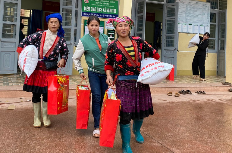 Mỗi phần quà được Công ty cổ phần Cấp nước Điện Biên trao tặng dịp này đem lại niềm động viên giúp mỗi hộ nghèo ở Nậm Tin có thêm động lực vươn lên.