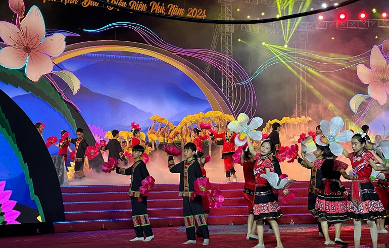 Tiết mục múa hát mở màn thu hút sự theo dõi đặc biệt của nhân dân, du khách tại Điện Biên.