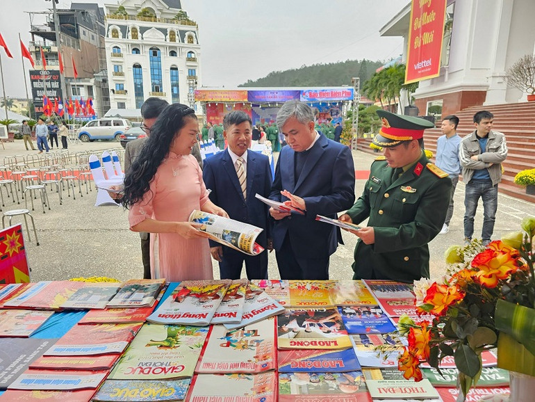 Đại biểu tham quan gian trưng bày báo xuân của các cơ quan Báo chí Trung ương có văn phòng đại diện và phóng viên thường trú tại Điện Biên.