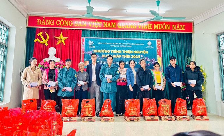 Lãnh đạo Ủy ban Mặt trận Tổ quốc Việt Nam tỉnh Điện Biên cùng lãnh đạo Công ty cổ phần Thương mại và Xây dựng NQT Quảng Ninh trao quà tặng người dân bản Hua Nậm Cản, thị xã Mường Lay. Lãnh đạo Ủy ban Mặt trận Tổ quốc Việt Nam tỉnh Điện Biên cùng lãnh đạo Công ty cổ phần Thương mại và Xây dựng NQT Quảng Ninh trao quà tặng người dân bản Hua Nậm Cản, thị xã Mường Lay.