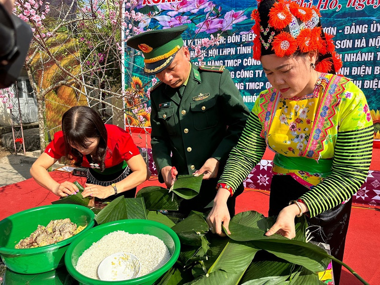 Bộ đội Biên phòng Điện Biên cùng nhân dân biên giới gói bánh chưng đón Tết cổ truyền của dân tộc.