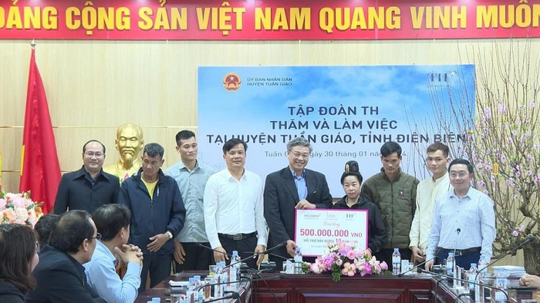 Tập đoàn TH trao 500 triệu đồng hỗ trợ xây dựng 10 căn nhà cho hộ nghèo huyện Tuần Giáo.