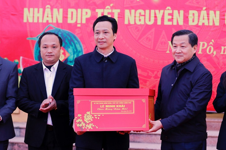 Phó Thủ tướng Lê Minh Khái trao quà, chúc Tết cán bộ, nhân dân huyện nghèo Nậm Pồ.