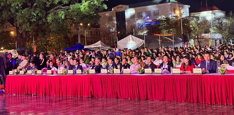 Đại biểu và nhân dân, du khách dự khai mạc Lễ hội Hoa anh đào tại thành phố Điện Biên Phủ.