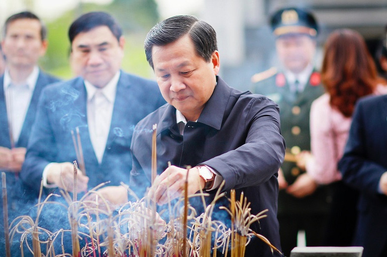 Phó Thủ tướng cùng thành viên đoàn công tác viếng các anh hùng liệt sĩ tại Đền thờ Liệt sĩ Điện Biên Phủ trên đồi F.