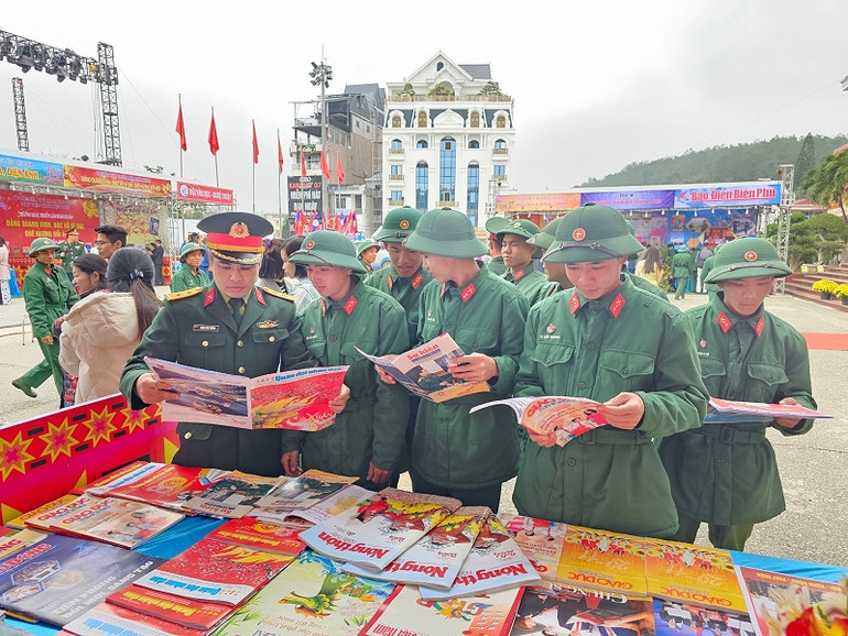 Cán bộ, chiến sĩ các đơn vị vũ trang tại Điện Biên đến tham quan Hội Báo Xuân Điện Biên năm 2024.