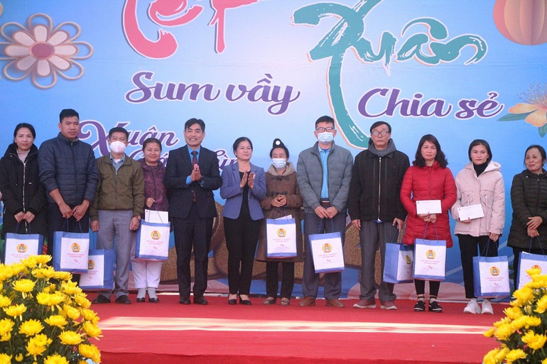 Chủ tịch Liên đoàn Lao động tỉnh Điện Biên Tẩn Minh Long cùng bà Nguyễn Thị Nga, Phó chủ tịch Ủy ban Mặt trận Tổ quốc Việt Nam tỉnh Điện Biên, trao quà Tết đến đoàn viên người lao động.