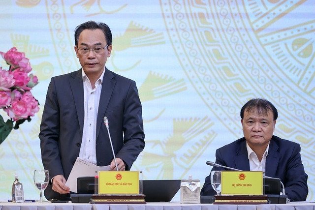 Thứ trưởng Bộ Giáo dục và Đào tạo Hoàng Minh Sơn (bên trái ảnh).(Ảnh: NHẬT BẮC/VGP)