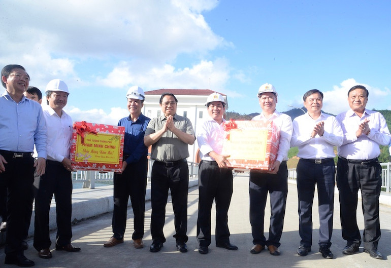 Thủ tướng Phạm Minh Chính tặng quà động viên các đơn vị tham gia dự án Hồ chứa nước Đồng Mít.