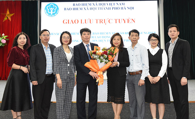 Đại biểu dự chương trình giao lưu trực tuyến của Bảo hiểm xã hội Hà Nội. (Ảnh: HSS)