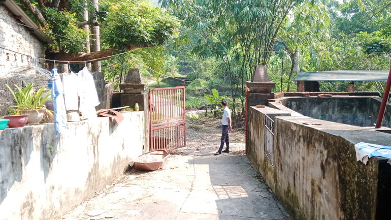 Trước cửa nhà chị Đinh Thị Hiệp là suối Nam Tiền, thường xuyên bị lụt ngập đến nửa cánh cổng.