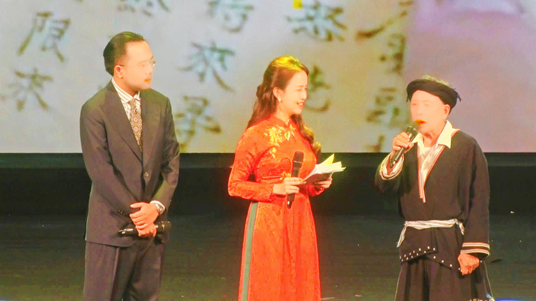 Ông Lý Văn Hềnh, 75 tuổi, dân tộc Dao ở tỉnh Hòa Bình, đã kiên định, kiên trì dạy tiếng Dao cho người dân, con cháu.