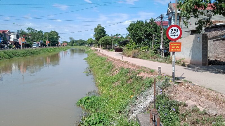 Chính quyền địa phương cấm ô-tô để bảo đảm an toàn đê và an toàn giao thông trên đê sông Đào.