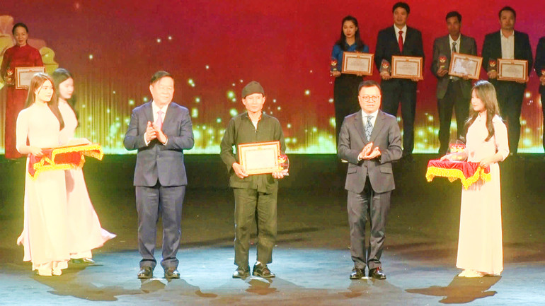 Đồng chí Nguyễn Trọng Nghĩa, Ủy viên Bộ Chính trị, Bí thư Trung ương Đảng, Trưởng Ban Tuyên giáo Trung ương và đồng chí Lê Quốc Minh, Ủy viên Trung ương Đảng, Tổng Biên tập Báo Nhân Dân, Phó trưởng Ban Tuyên giáo Trung ương, Chủ tịch Hội Nhà báo Việt Nam trao Giấy ghi nhận các điển hình, mô hình tiêu biểu học tập, làm theo Bác Hồ khu vực phía bắc.