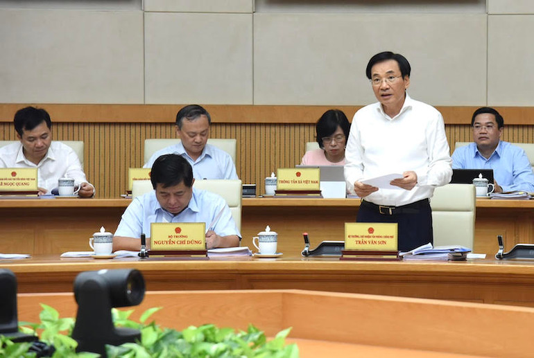 Bộ trưởng Chủ nhiệm Văn phòng Chính phủ phát biểu tại phiên họp.