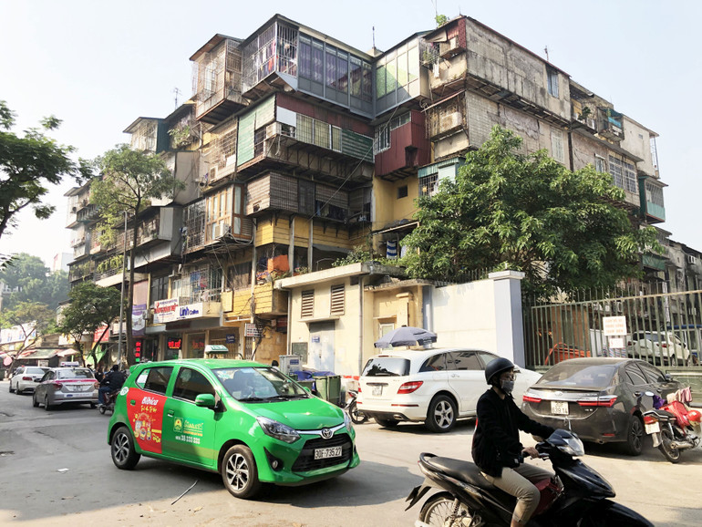 Nhiều khu nhà chung cư ở Hà Nội đã xuống cấp cần được cải tạo và xây dựng lại. (Ảnh XUÂN TOÀN)