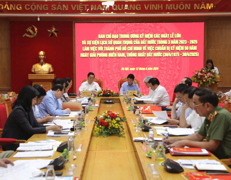 Các đại biểu tham dự buổi làm việc.