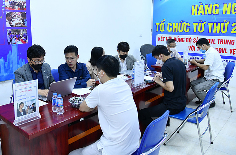 Tìm hiểu thông tin tại phiên giao dịch việc làm cho lao động theo chương trình EPS của Trung tâm Dịch vụ việc làm Hà Nội, tháng 11/2022. (Ảnh: Thủy Nguyên)