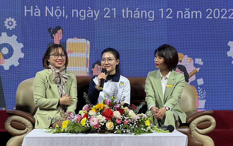 Các bạn gái chia sẻ về dự án “Tự tin lập nghiệp”. (Ảnh: Plan International Việt Nam)