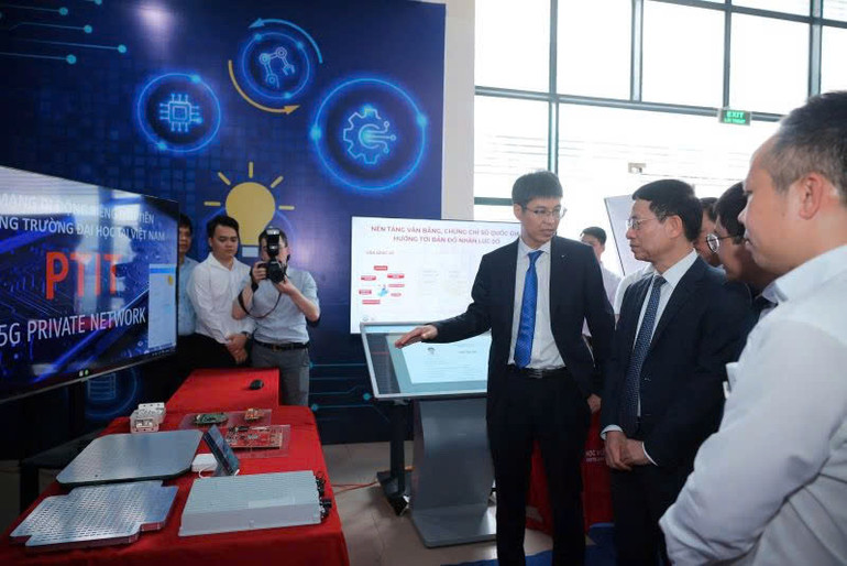 Bộ trưởng Bộ Khoa học và Công nghệ Nguyễn Mạnh Hùng thăm không gian trưng bày sản phẩm đổi mới sáng tạo và chuyển đổi số của Học viện Công nghệ Bưu chính Viễn thông tại Lễ hưởng ứng Ngày Sáng tạo và Đổi mới sáng tạo thế giới năm 2025. Bộ trưởng Bộ Khoa học và Công nghệ Nguyễn Mạnh Hùng thăm không gian trưng bày sản phẩm đổi mới sáng tạo và chuyển đổi số của Học viện Công nghệ Bưu chính Viễn thông tại Lễ hưởng ứng Ngày Sáng tạo và Đổi mới sáng tạo thế giới năm 2025.