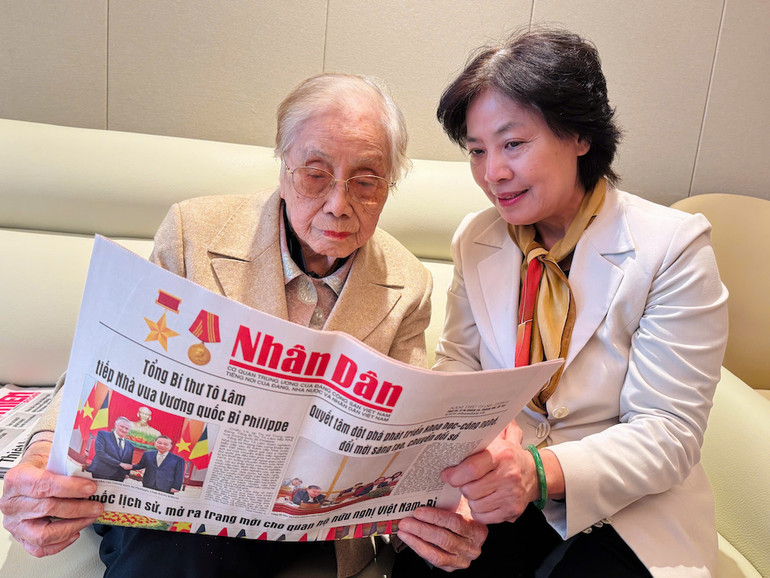 Nguyên Phó Chủ tịch nước Nguyễn Thị Bình và con dâu, nhà giáo Mai Thục Trinh Nguyên Phó Chủ tịch nước Nguyễn Thị Bình và con dâu, nhà giáo Mai Thục Trinh