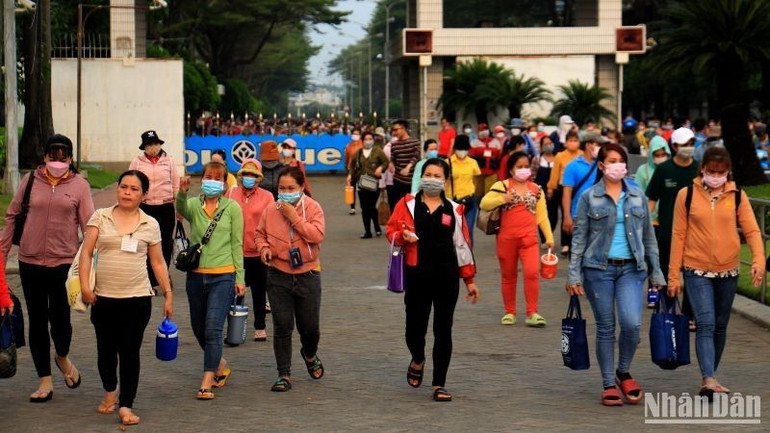 Công nhân Công ty TNHH Pou Yuen Việt Nam. (Ảnh: THẾ ANH)