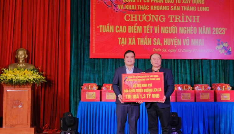 Ông Nguyễn Huy Quý, Tổng Giám đốc Công ty cổ phần Đầu tư xây dựng và Khai thác khoáng sản Thăng Long tài trợ 1,3 tỷ đồng sửa chữa đường liên xã Thần Sa.