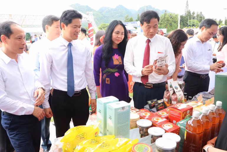 Các đại biểu tham quan các gian hàng nông sản.