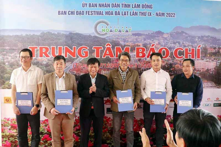 Đại diện Ban Chỉ đạo Festival Hoa Đà Lạt trao hợp đồng truyền thông cho các cơ quan báo chí.