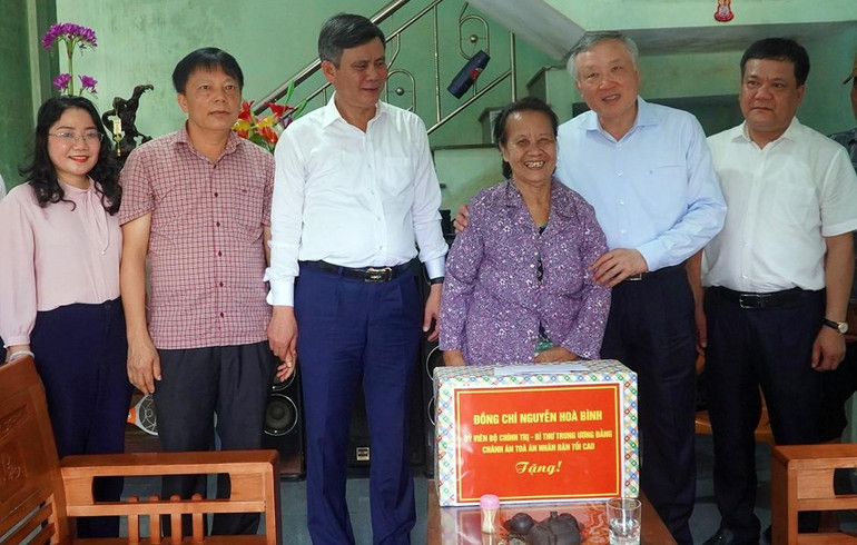 Đồng chí Nguyễn Hòa Bình thăm, tặng quà cho thương binh Trần Thị Huyền. Đồng chí Nguyễn Hòa Bình thăm, tặng quà cho thương binh Trần Thị Huyền.