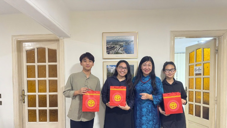 Đồng chí Nguyễn Lan Hương, Chủ tịch Ủy ban Mặt trận Tổ quốc thành phố Hà Nội, tặng quà động viên sinh viên Việt Nam đang học tại Ai Cập