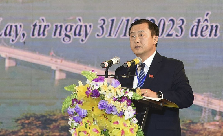 Đồng chí Vừ A Bằng, Phó Chủ tịch Ủy ban nhân dân tỉnh Điện Biên phát biểu tại Lễ khai mạc.