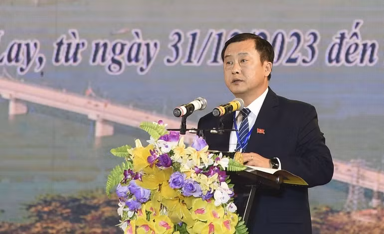 Đồng chí Vừ A Bằng, Phó Chủ tịch Ủy ban nhân dân tỉnh Điện Biên phát biểu tại Lễ khai mạc.