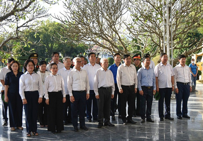 Nguyên Chủ tịch nước Nguyễn Minh Triết cùng đoàn công tác tỉnh Bình Dương và các đồng chí lãnh đạo tỉnh Điện Biên viếng các anh hùng liệt sĩ tại Nghĩa trang liệt sĩ A1, tỉnh Điện Biên.