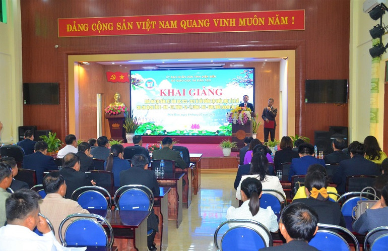 Đồng chí Nguyễn Văn Đoạt, Giám đốc Sở Giáo dục và Đào tạo Điện Biên phát biểu Khai giảng khóa đào tạo và bồi dưỡng.