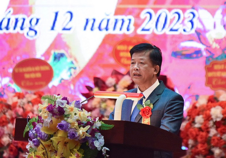 Đồng chí Ngôn Ngọc Khuê, Bí thư Thị ủy thị xã Mường Lay đọc diễn văn tại Lễ kỷ niệm.