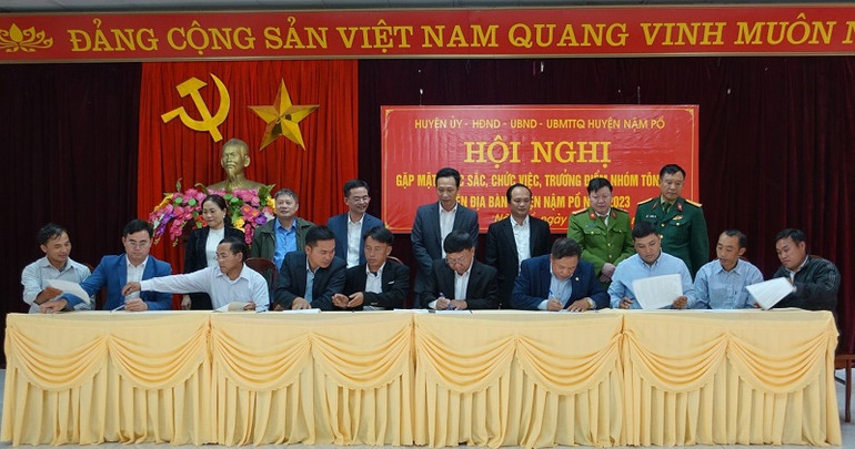 Các chức sắc, chức việc, trưởng các điểm nhóm tôn giáo ký kết giao ước tích cực tuyên truyền vận động tín đồ thi đua lao động, sản xuất, chấp hành nghiêm quy định pháp luật.