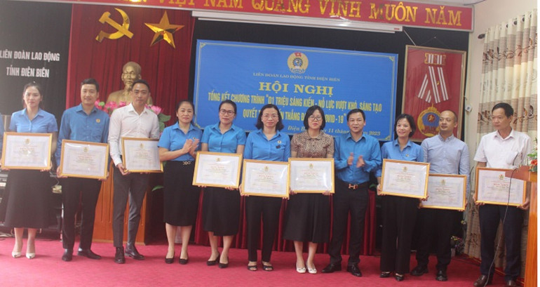 Lãnh đạo Liên đoàn Lao động tỉnh Điện Biên trao Bằng khen cho các cá nhân có thành tích xuất sắc thực hiện chương trình trên địa bàn tỉnh Điện Biên. Lãnh đạo Liên đoàn Lao động tỉnh Điện Biên trao Bằng khen cho các cá nhân có thành tích xuất sắc thực hiện chương trình trên địa bàn tỉnh Điện Biên.