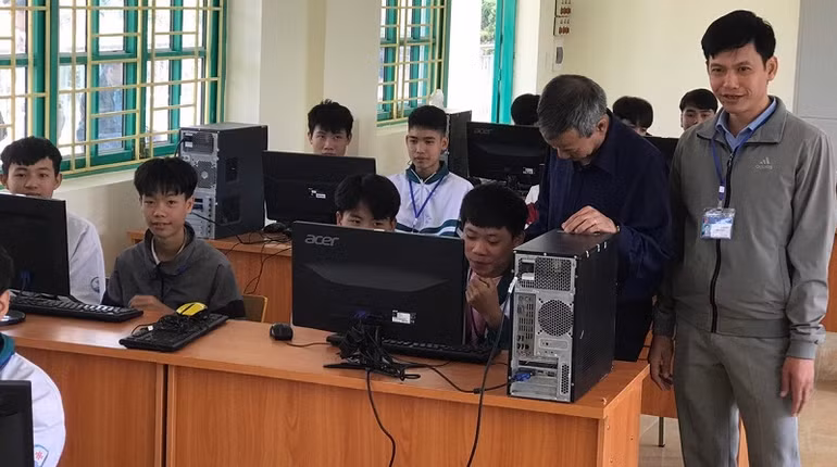 Thầy và trò Trường Trung học phổ thông Mường Luân (huyện Điện Biên Đông, tỉnh Điện Biên) vui mừng được sử dụng máy tính do Quỹ Trò nghèo vùng cao trao tặng.