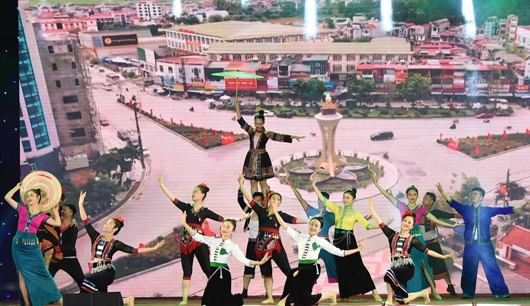 Chương trình văn nghệ chào mừng khai mạc lễ hội đua thuyền đuôi én tại Mường Lay thu hút đông đảo nhân dân, du khách tham dự.