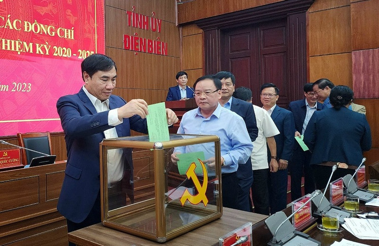 Các đồng chí dự họp bỏ phiếu đánh giá tín nhiệm 15 đồng chí.