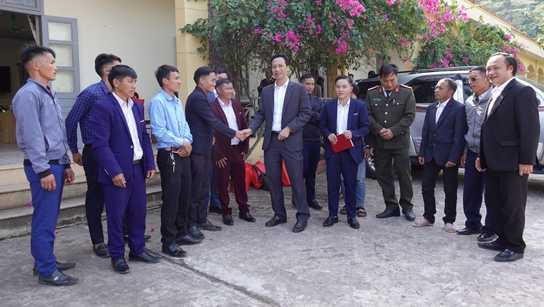 Các đồng chí lãnh đạo Huyện ủy Nậm Pồ trò chuyện, động viên các chức sắc, chức việc.