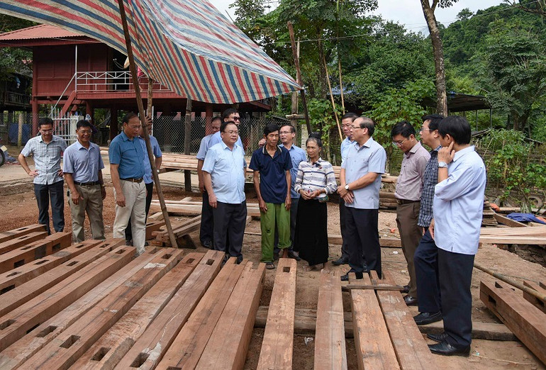 Đồng chí Hoàng Công Thủy, Phó Chủ tịch Ủy ban Trung ương mặt trận Tổ quốc Việt Nam kiểm tra tiến độ làm nhà ở cho hộ nghèo tại huyện Mường Chà, tỉnh Điện Biên. Đồng chí Hoàng Công Thủy, Phó Chủ tịch Ủy ban Trung ương mặt trận Tổ quốc Việt Nam kiểm tra tiến độ làm nhà ở cho hộ nghèo tại huyện Mường Chà, tỉnh Điện Biên.
