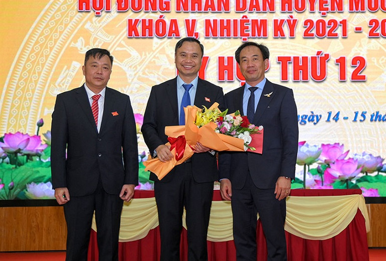 Các đồng chí: Bùi Minh Hải, Bí thư Huyện ủy Mường Nhé; Lò Văn Chiên, Chủ tịch Hội đồng nhân dân huyện Mường Nhé tặng hoa chúc mừng đồng chí Tạ Văn Sơn, được tín nhiệm bầu giữ chức Chủ tịch Ủy ban nhân dân huyện Mường Nhé.