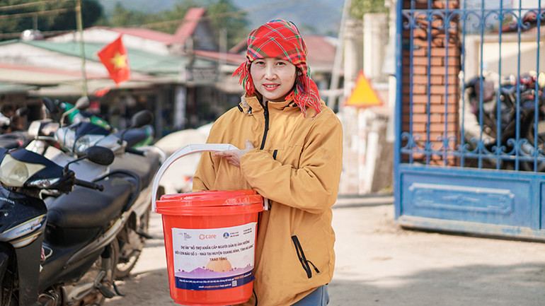 Trao tặng bộ dụng cụ vệ sinh cho người dân trong hoạt động hỗ trợ khẩn cấp. (Ảnh CARE)