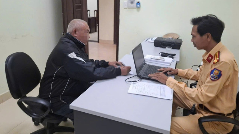 Việc xử lý các xe ô-tô vi phạm còn gặp nhiều khó khăn khó khăn. (Ảnh minh họa)