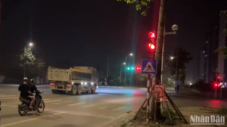 Xe tải phóng nhanh, vượt đèn đỏ khiến nhiều người tham gia giao thông lo sợ. (Ảnh: LÊ ĐỨC) Xe tải phóng nhanh, vượt đèn đỏ khiến nhiều người tham gia giao thông lo sợ. (Ảnh: LÊ ĐỨC)