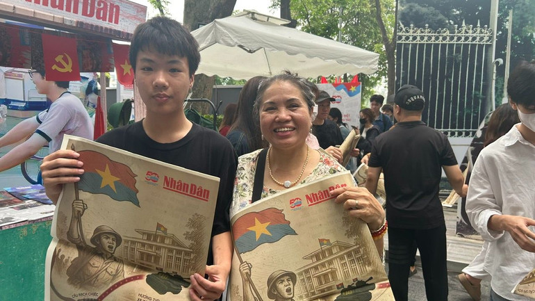 Bà Thu Hạnh (Hoàn Kiếm, Hà Nội) cùng cháu nội dậy từ sớm, xếp hàng nhận phụ san đặc biệt của Báo Nhân Dân. Bà Thu Hạnh (Hoàn Kiếm, Hà Nội) cùng cháu nội dậy từ sớm, xếp hàng nhận phụ san đặc biệt của Báo Nhân Dân.