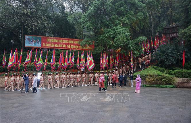 Đoàn dâng hương khởi hành lên núi Nghĩa Lĩnh. (Ảnh: Quốc Khánh/TTXVN)