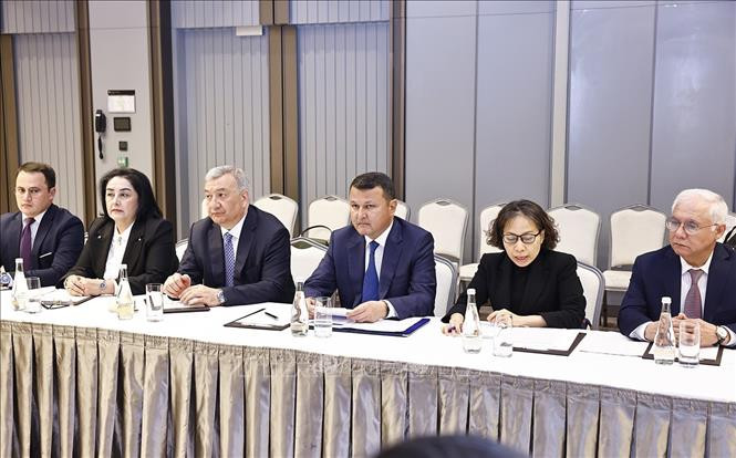 Ông Sariev Kakhramon Ramatullaevich, Chủ tịch Ủy ban Quan hệ liên dân tộc và kiều bào ở nước ngoài của Cộng hòa Uzbekistan dẫn đầu. (Ảnh: Doãn Tấn/TTXVN)